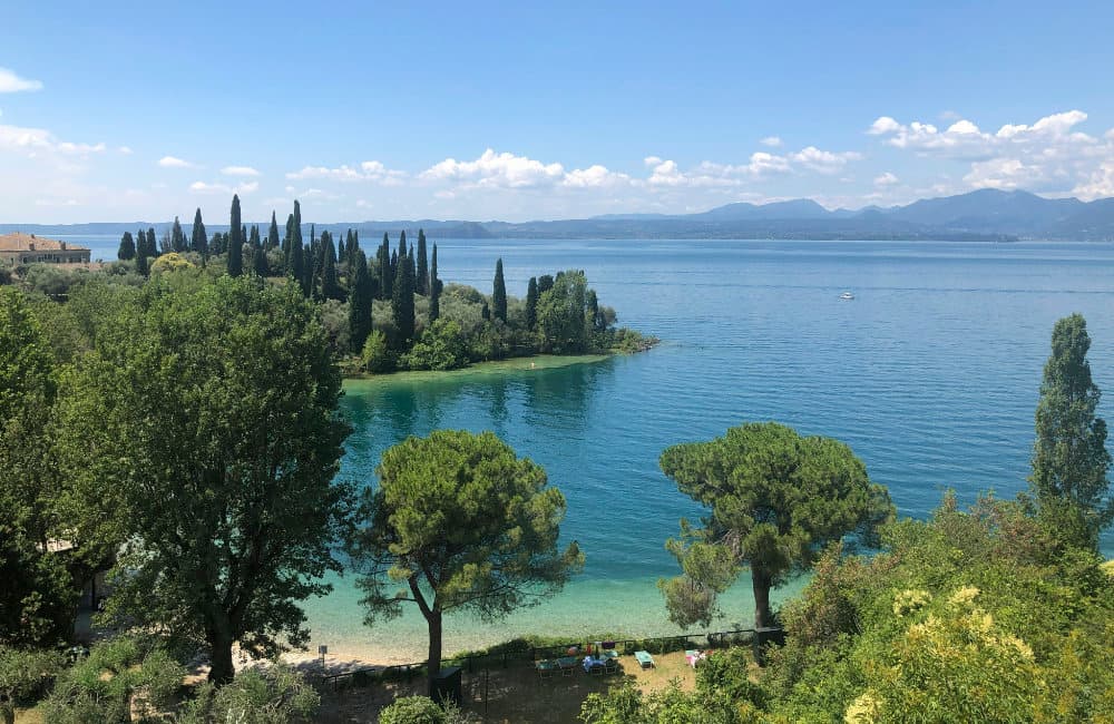 Lago-Di-Garda (1) Panoramica della baia delle sirene sul Lago di Garda