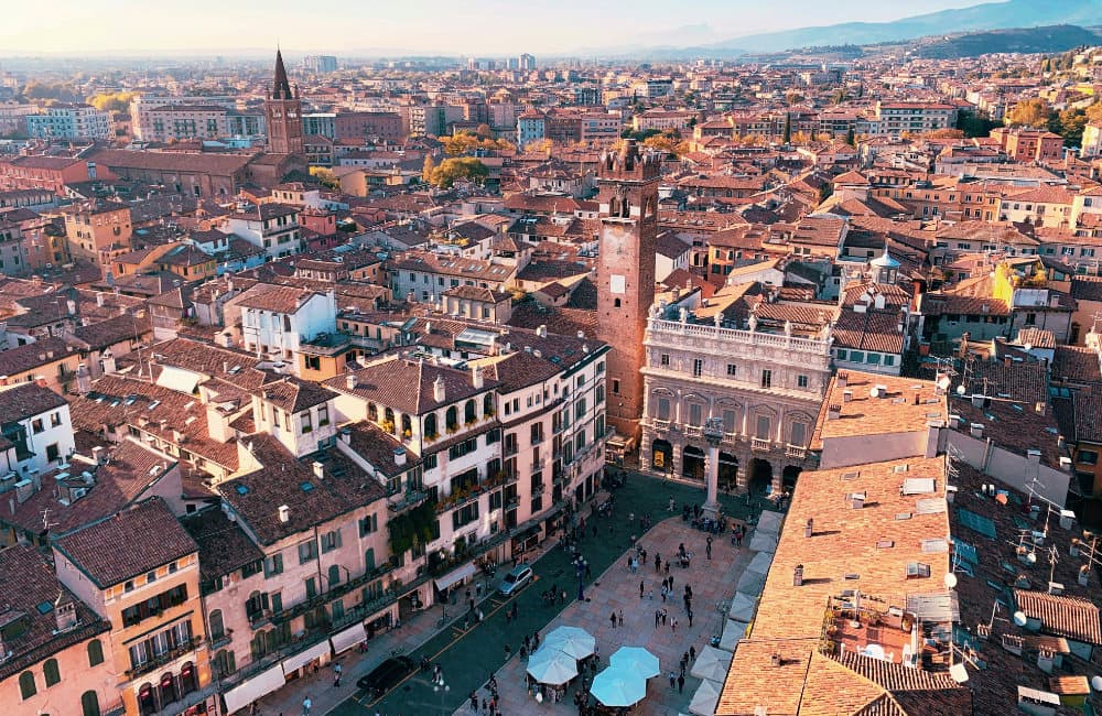 Verona (1) Panoramica di piazza Erbe vista dalla Torre dei Lamberti